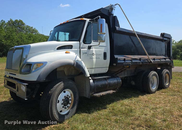 2004 International 7600 dump truck - DQ4482