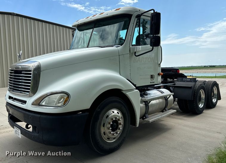 2004 Freightliner Columbia 120 semi truck - LF9970
