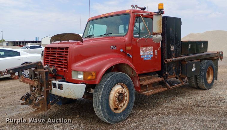 1999 International 4700 winch truck - NY9454