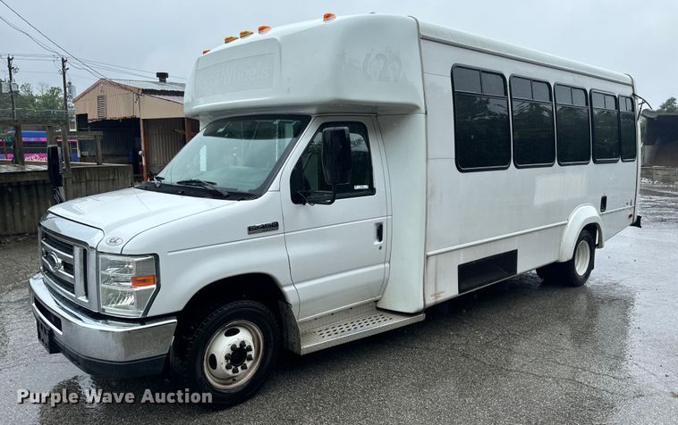 2010 Ford E450 Super Duty shuttle bus - OF9960