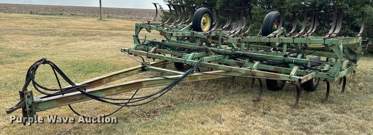 John Deere 1010 field cultivator - DQ6956