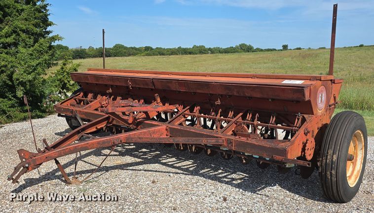 International Harvester  10 grain drill - DS4741