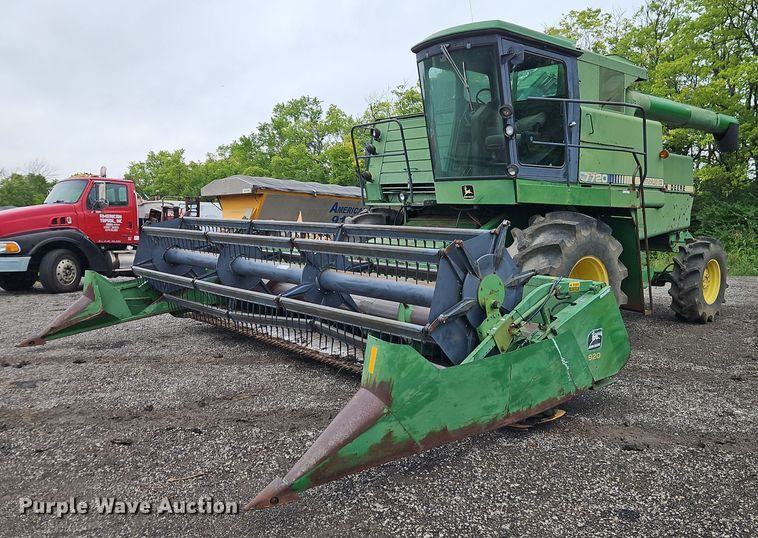 1988 John Deere 7720 Titan II  RWA combine - EI8225