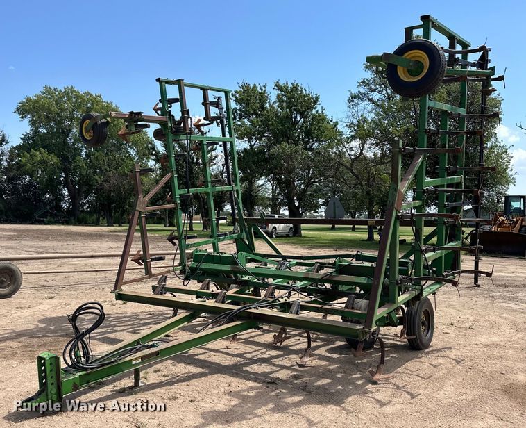 John Deere field cultivator - OM9646