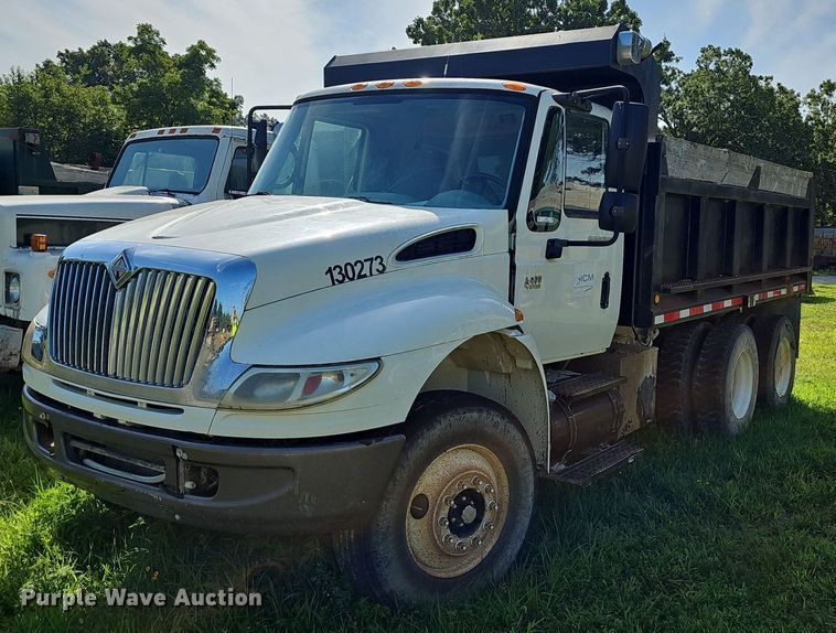 2005 International  4400 dump truck - EJ5828