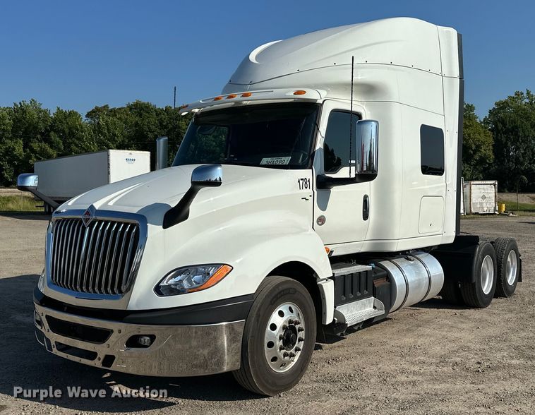 2020 International  LT625  semi truck - EJ8859