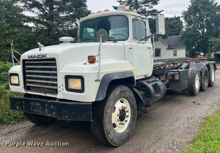 2003 Mack RD688SX roll-off container truck - EK8927