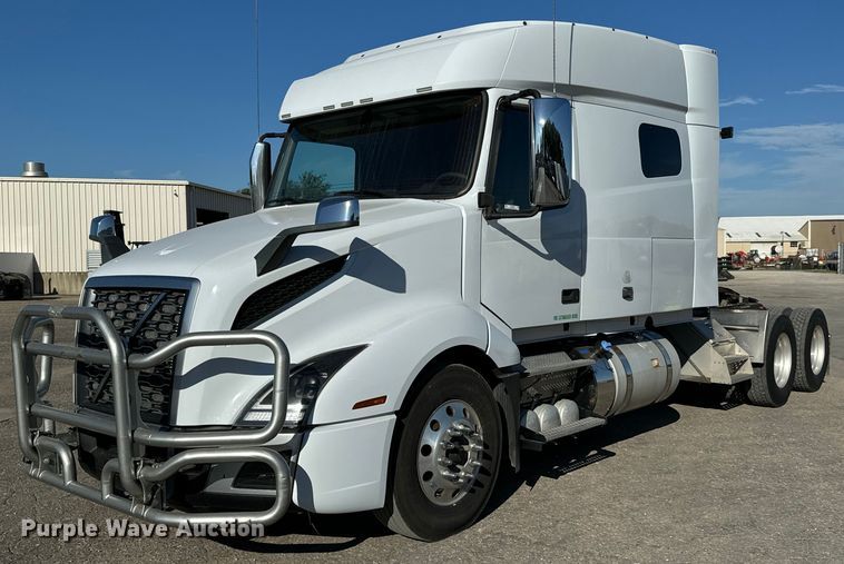 2019 Volvo VNL semi truck - MV9056