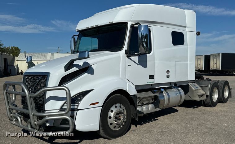 2020 Volvo VNL semi truck - MV9057