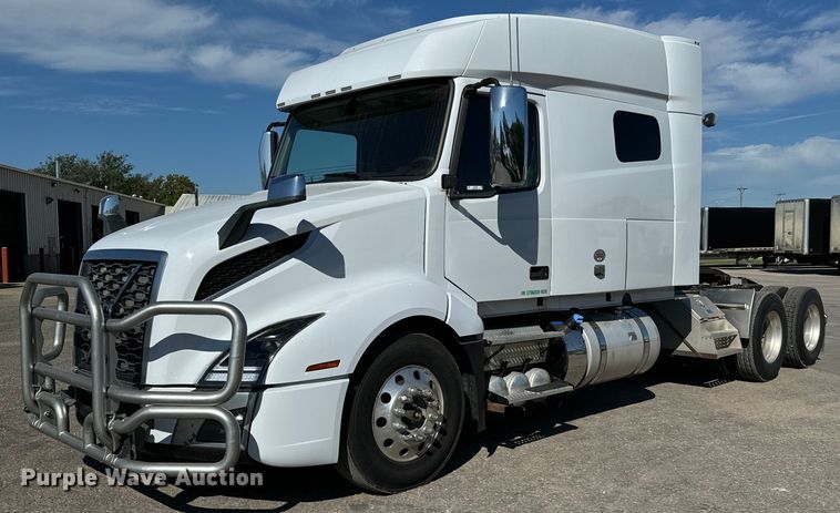 2020 Volvo VNL semi truck - MV9058