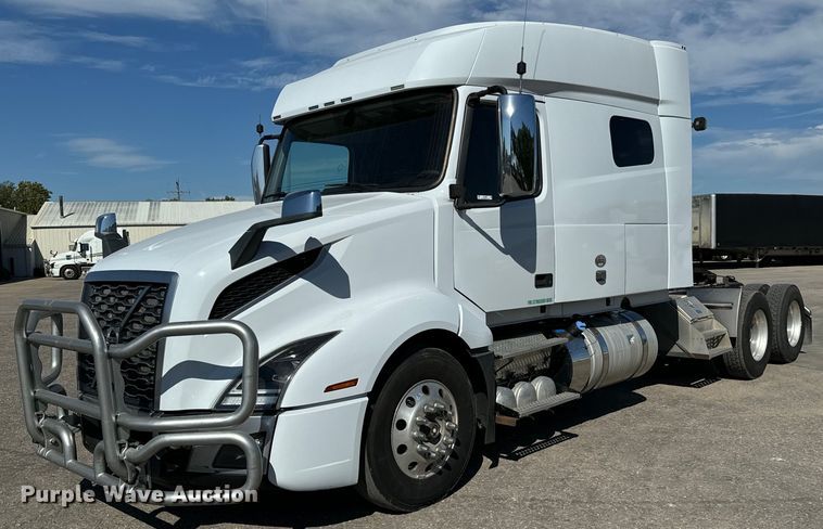 2020 Volvo VNL semi truck - MV9059