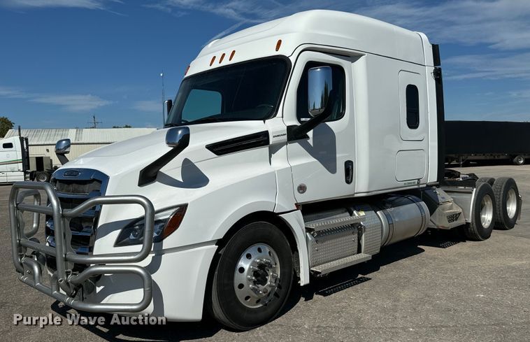 2020 Freightliner Cascadia PT126SLP semi truck - MV9060