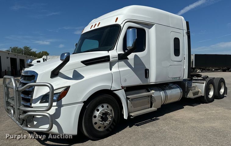 2020 Freightliner Cascadia PT126SLP semi truck - MV9061