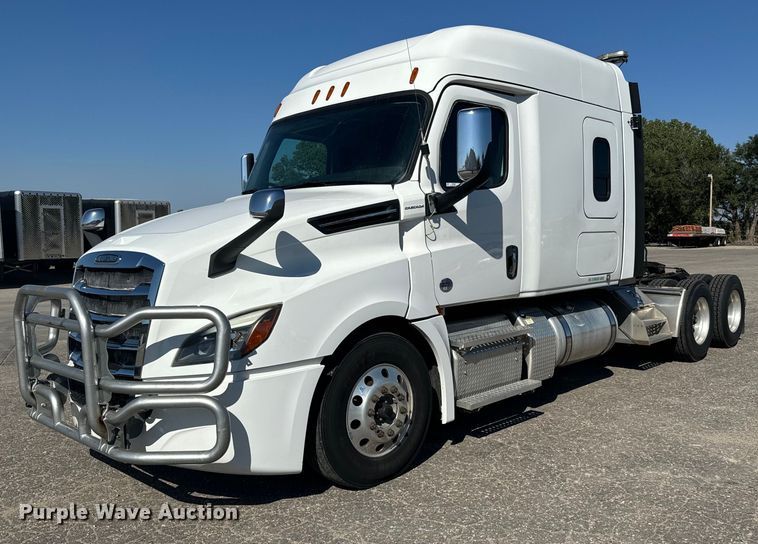 2019 Freightliner Cascadia semi truck - MV9087