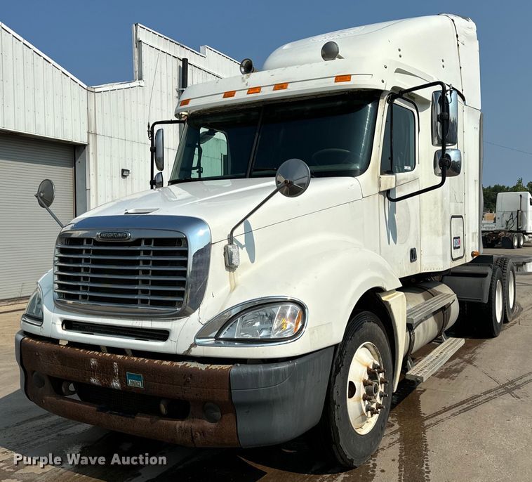 2004 Freightliner  CL120 semi truck - OG9598