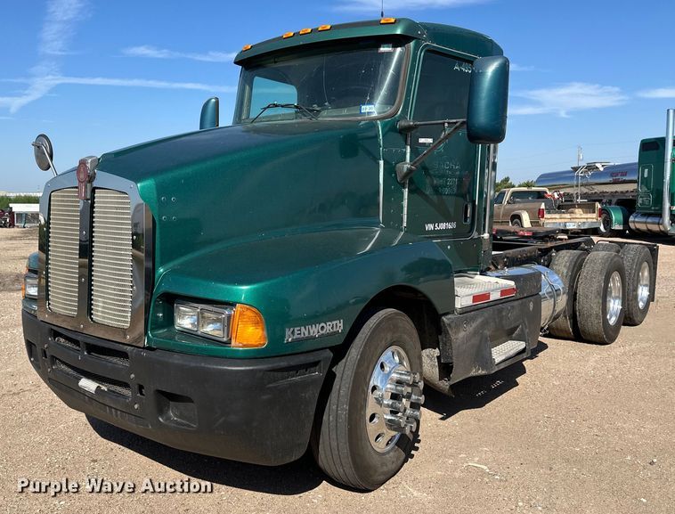 2005 Kenworth T600 semi truck - OM9564