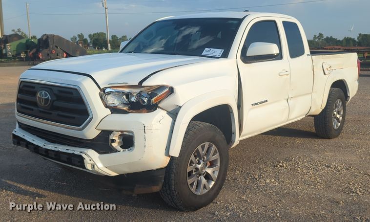 2019 Toyota  Tacoma  Access Cab pickup truck - DL1069