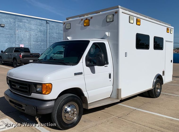 2006 Ford E450 Super Duty ambulance - DM1756