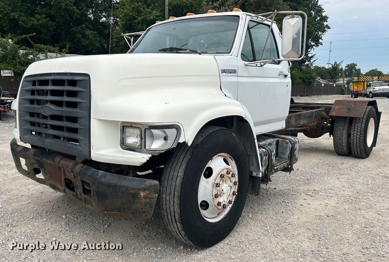 1999 Ford F800 truck cab and chassis - DO6698