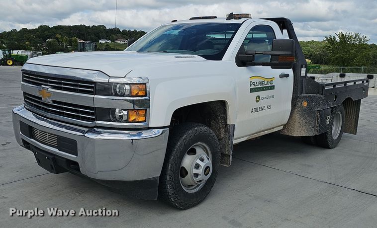 2016 Chevrolet Silverado 3500HD flatbed pickup truck - DS4711