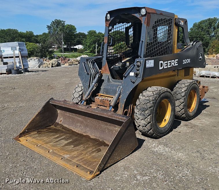 2014 John Deere 320E skid steer loader - DS4713