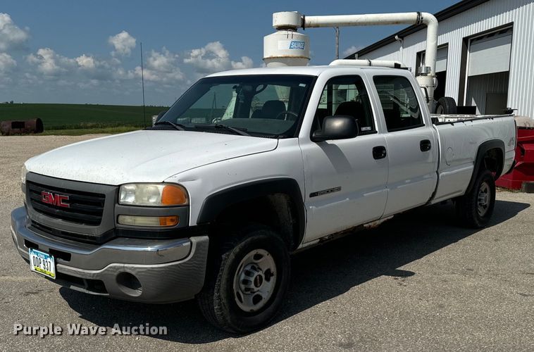 2005 GMC Sierra 2500HD Crew Cab pickup truck - EH4421
