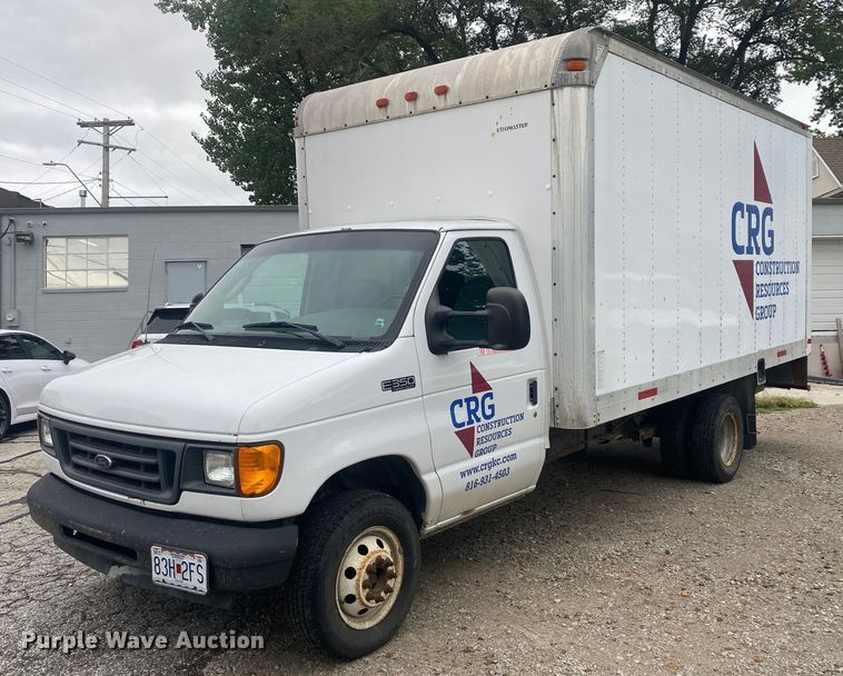2003 Ford E350 Super Duty  delivery truck - EJ7136