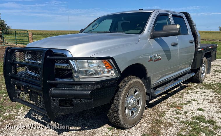 2015 Dodge Ram 3500HD Crew Cab flatbed pickup truck - EK8932