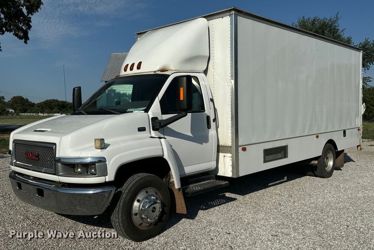 2005 GMC C5500 delivery truck - MV9031