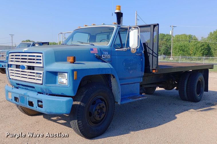 1989 Ford  F600 flatbed truck - NY9500