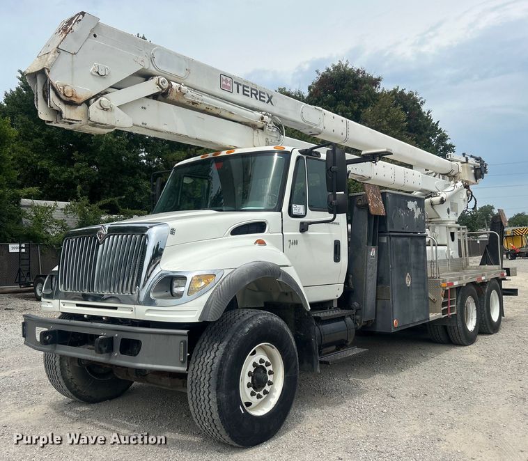 2006 International  7600 bucket truck - DO6699