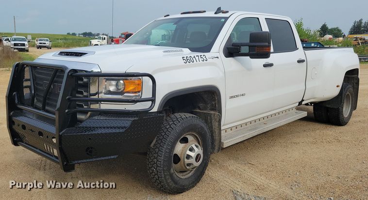 2017 GMC Sierra 3500HD Crew Cab pickup truck - DR4383