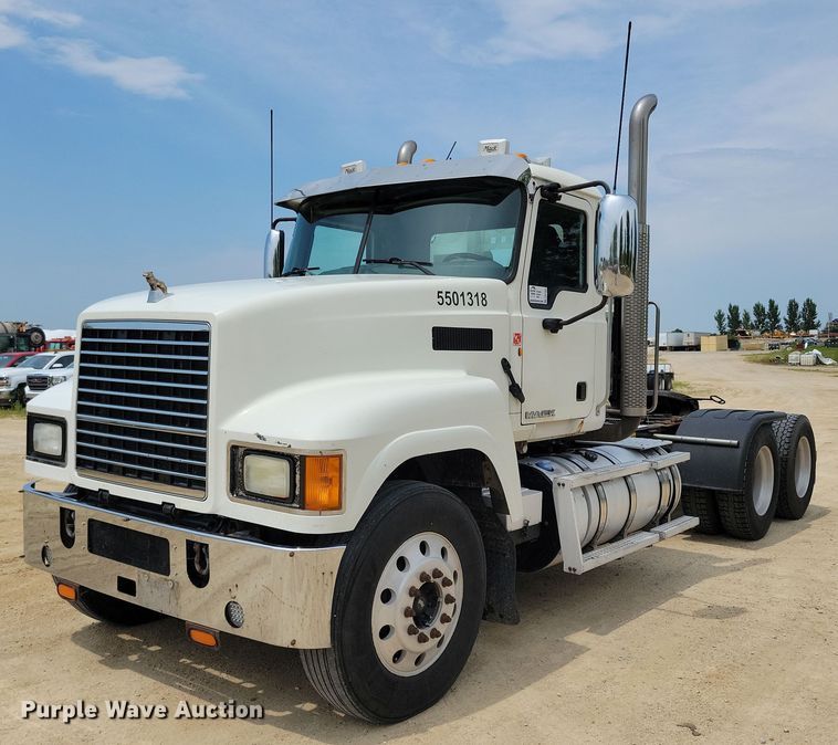 2013 Mack CHU613 semi truck - DR4384