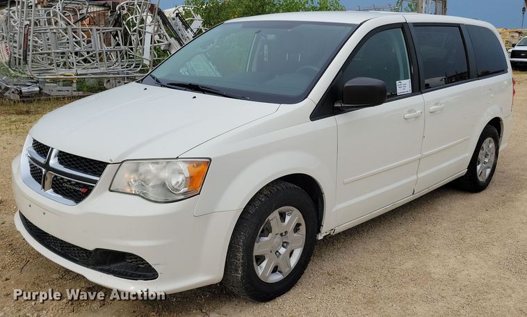 2013 Dodge Grand Caravan van - DR4398