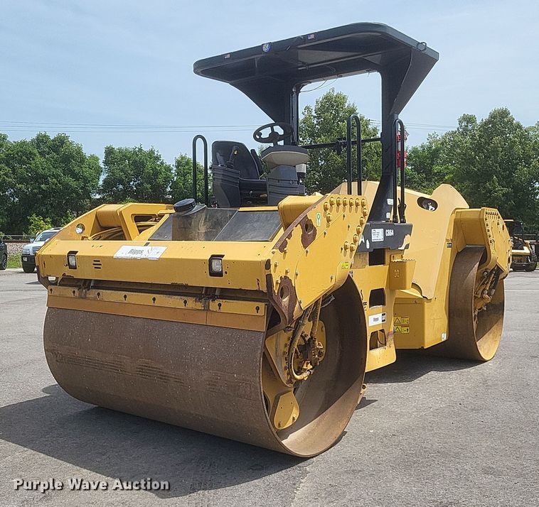 2012 Caterpillar  CB64 double drum vibratory roller - DR4929