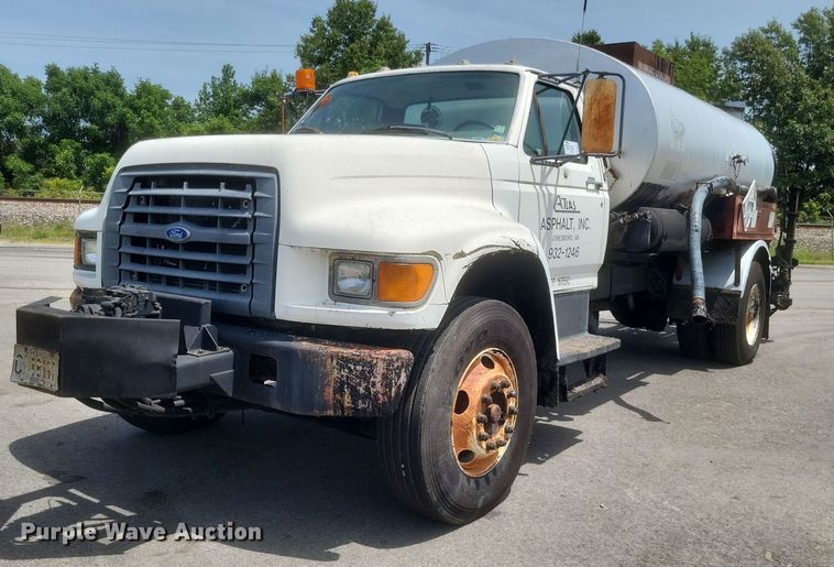1997 Ford  F800 oil distributor truck - DR4933