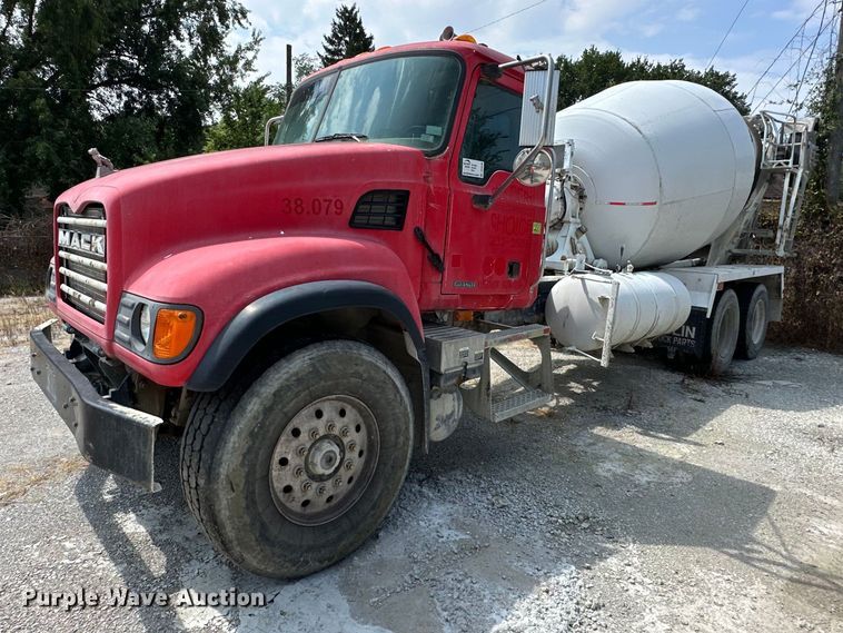 2005 Mack CV713 ready mix truck - DS4246