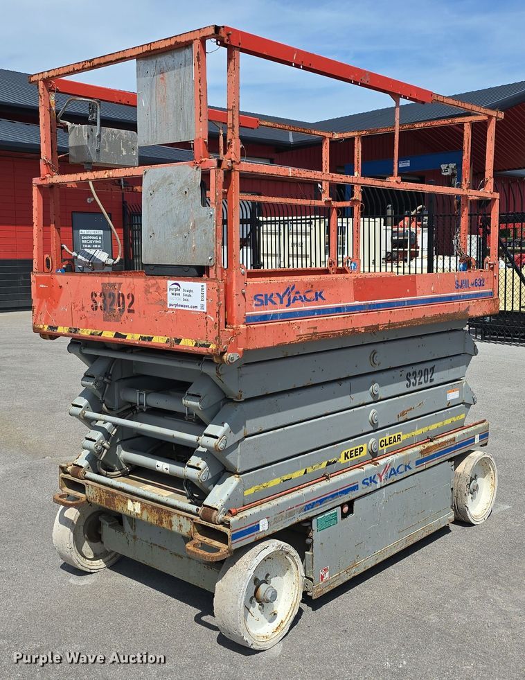 2011 SkyJack SJIII-4632 scissor lift - DS4769