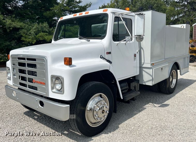 1987 International  1754 fuel / lube truck - DW2260