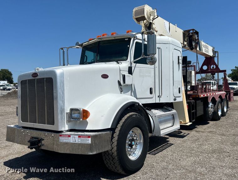 2009 Peterbilt  365 crane truck - EG0940
