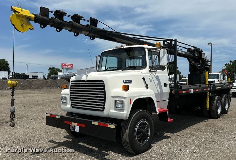 1995 Ford L8000 crane truck - EG1652