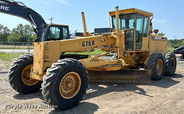 1993 John Deere  670B motor grader - EJ8888