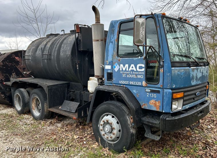 1992 Ford CF8000 seal coat truck - EK4390