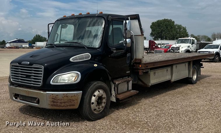 2005 Freightliner M2 flatbed truck - LR9430