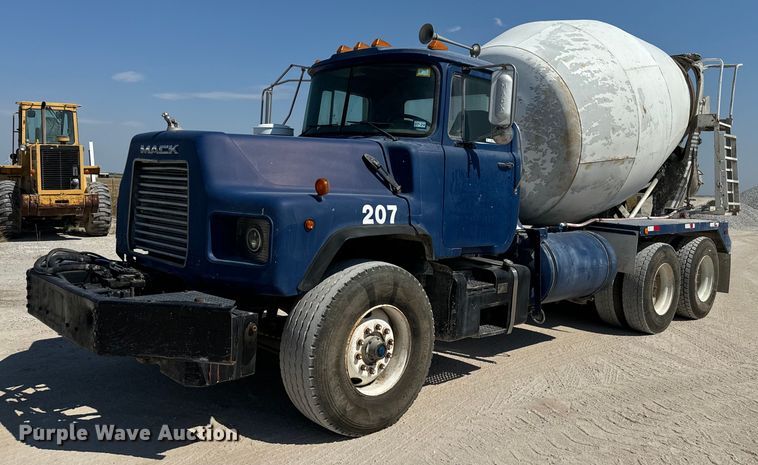 1997 Mack DM690S ready mix truck - NQ9752