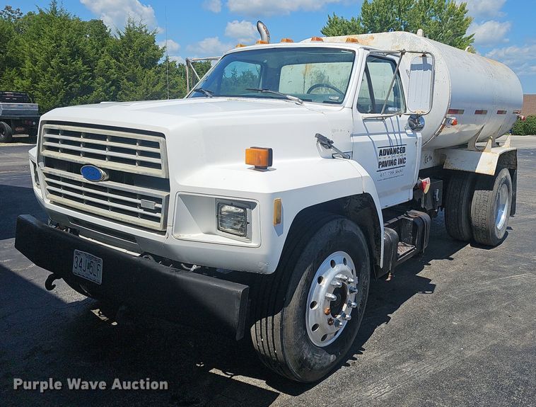 1992 Ford  F700 tank truck - NX9052