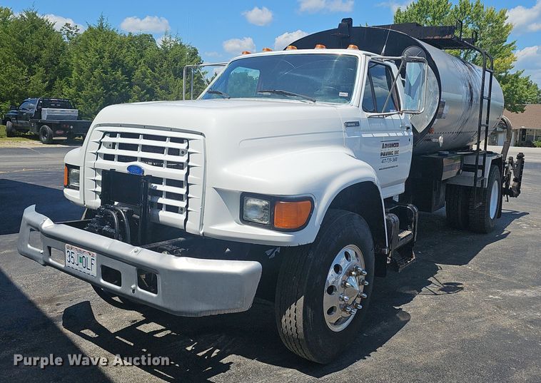 1996 Ford F800 oil distributor truck - NX9055
