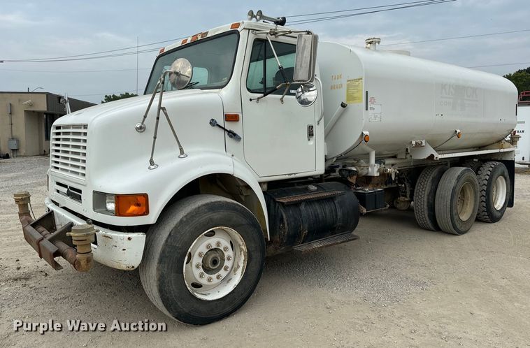 1999 International 8100 water truck - OF9992
