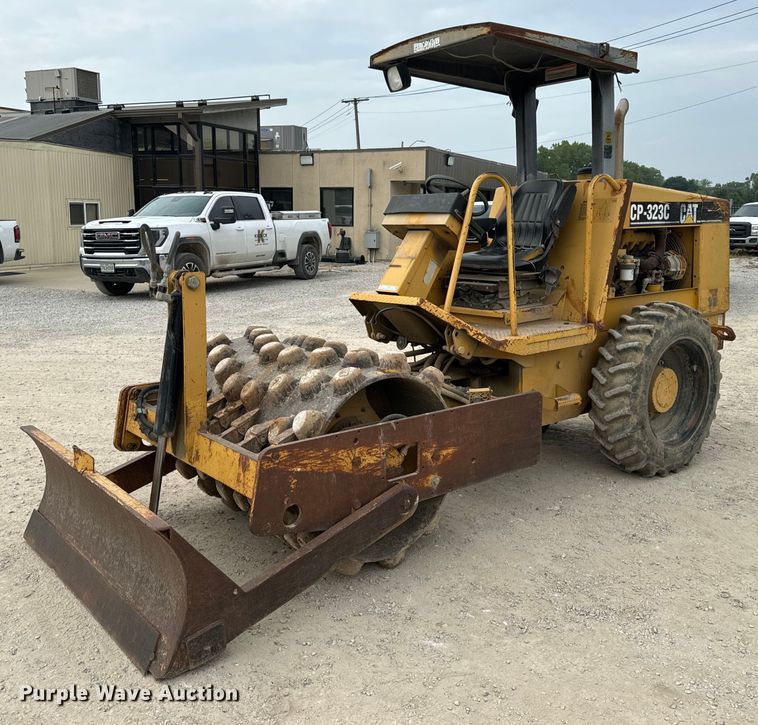 2002 Caterpillar  CP-323C single drum vibratory roller - OF9998