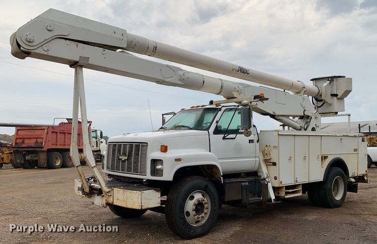 2002 Chevrolet C7500 bucket truck - DM1786